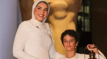 تصميم فريد.. فستان آية السيسي يثير الإعجاب في افتتاح المتحف بالرموز الذهبية المميزة (صور)